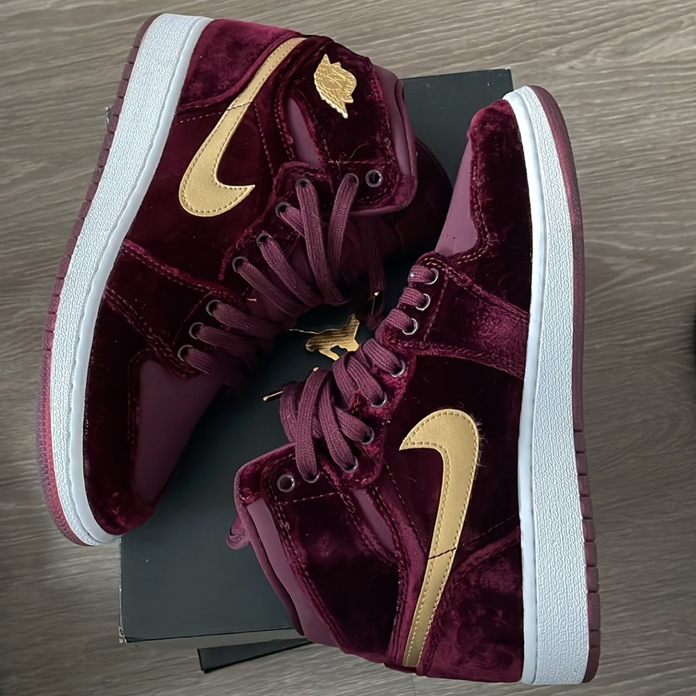 Air Jordan 1 retro premium velvet